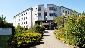 Altes Maschinenbaugebäude Gebäude mit Bäumen im Vordergrund