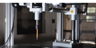 Hauptbild INNO SCREW Ein handgeführtes Schraubsystem mit Schraubwerkzeug über einer Lochplatte in einer Laborumgebung.