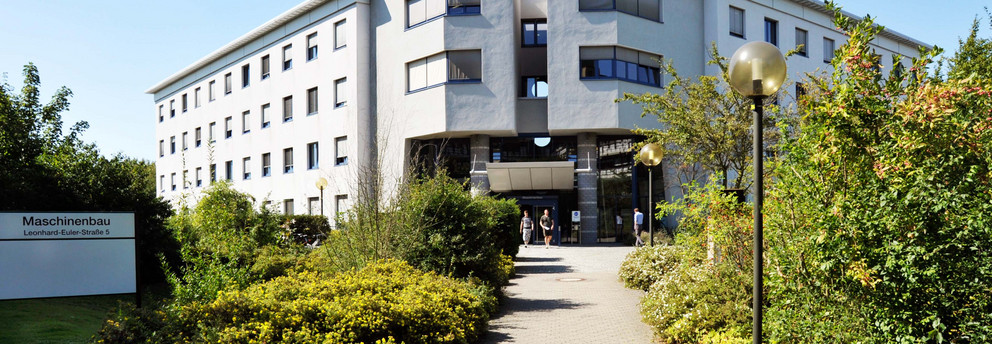 Altes Maschinenbaugebäude Gebäude mit Bäumen im Vordergrund